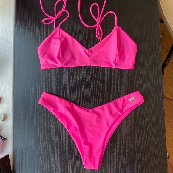 Blackbough Belle Top (M) / Maui Bottom (S) set